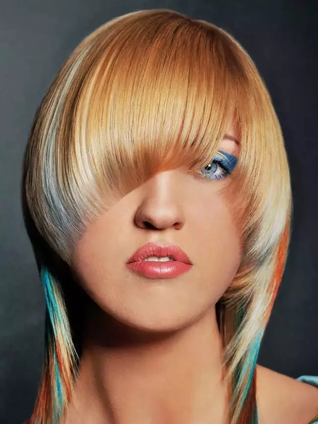Farve på blond hår (52 billeder): Farve kort og langt hår med mørke tråde. Vælg nuancer. Mellemlængde hårmaleri 24139_26