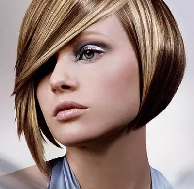 Farve på blond hår (52 billeder): Farve kort og langt hår med mørke tråde. Vælg nuancer. Mellemlængde hårmaleri 24139_38