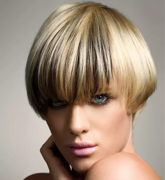 Farve på blond hår (52 billeder): Farve kort og langt hår med mørke tråde. Vælg nuancer. Mellemlængde hårmaleri 24139_39