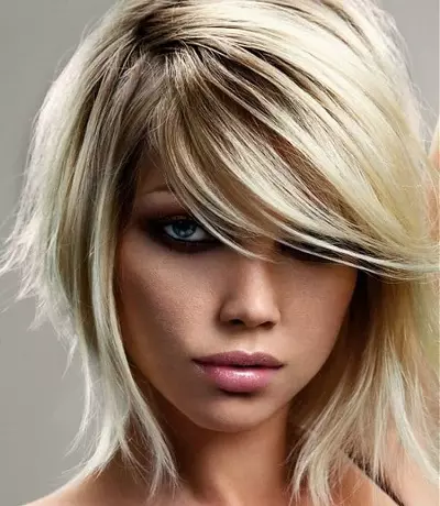 Farve på blond hår (52 billeder): Farve kort og langt hår med mørke tråde. Vælg nuancer. Mellemlængde hårmaleri 24139_51