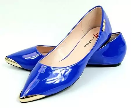 giày màu xanh sơn mài (26 ảnh): Dark và màu xanh nhạt sơn mài mô hình 2413_22