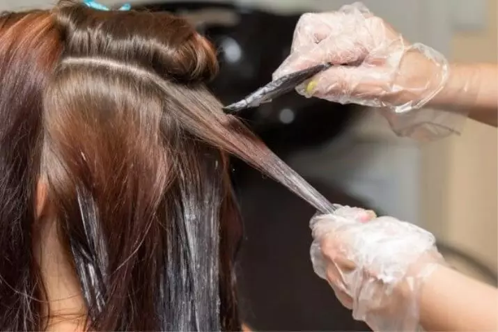 Ngawarnaan dina rambut sedeng (17 poto): Mening potongan rambut panjang sedeng sareng Bangs, lukisan rambut lempeng sareng conto rambut anu éndah 24140_11