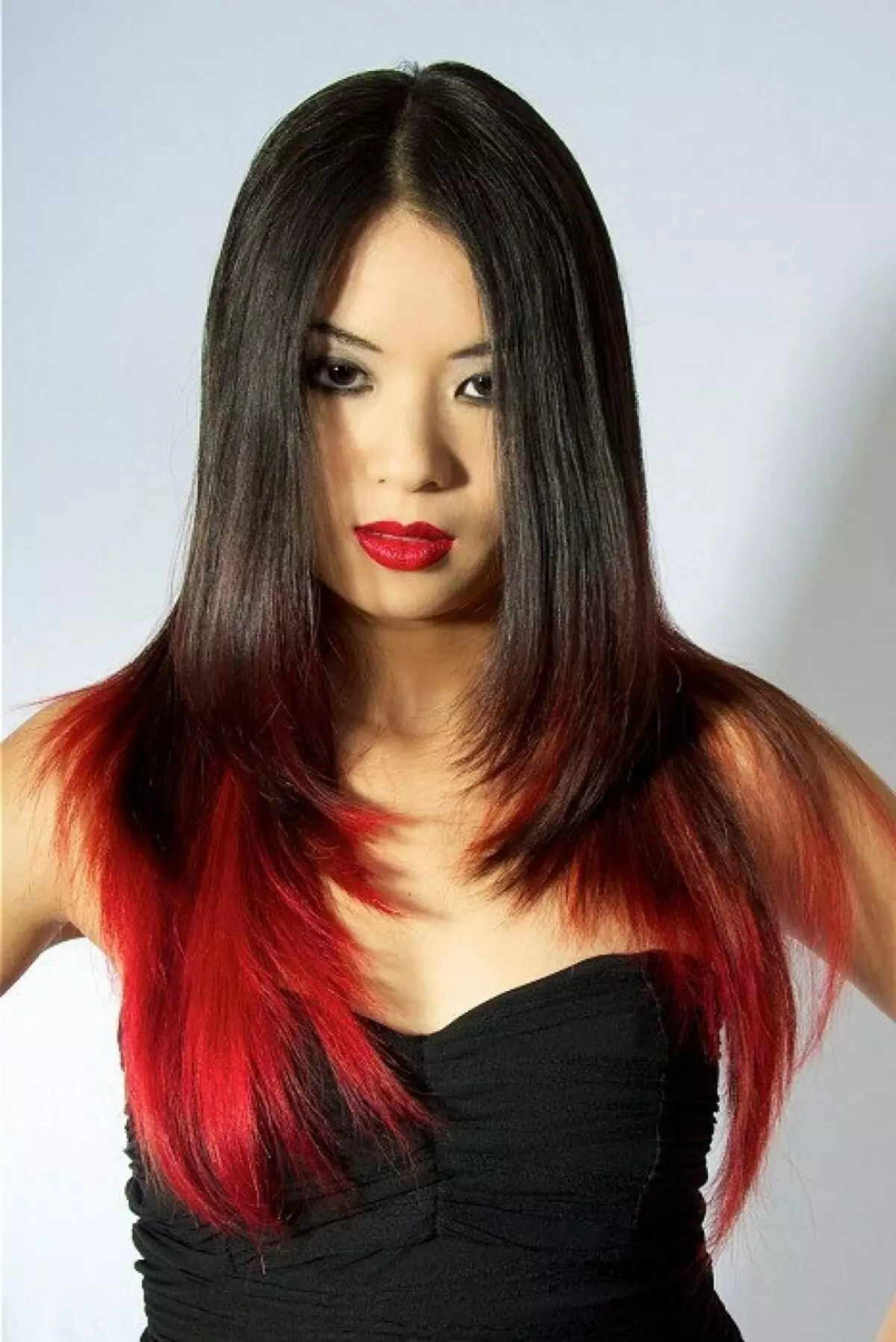 Red Ombre (45 foto): ngjyrosje flokët e errët dhe të lehta, ombre me të kuqe në flokë të shkurtra dhe të gjata të gjata 24148_12