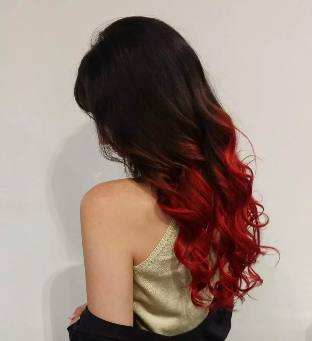 Vermelho Ombre (45 fotos): Tingimento de cabelos escuros e claros, Ombre com vermelho em cabelo loiro curto e longo 24148_17