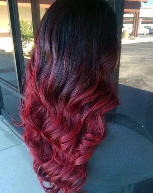 Qırmızı Ombre (45 şəkil): Qaranlıq və yüngül saçları boyanma, qısa və uzun sarışın saçları qırmızı ilə ombre 24148_30