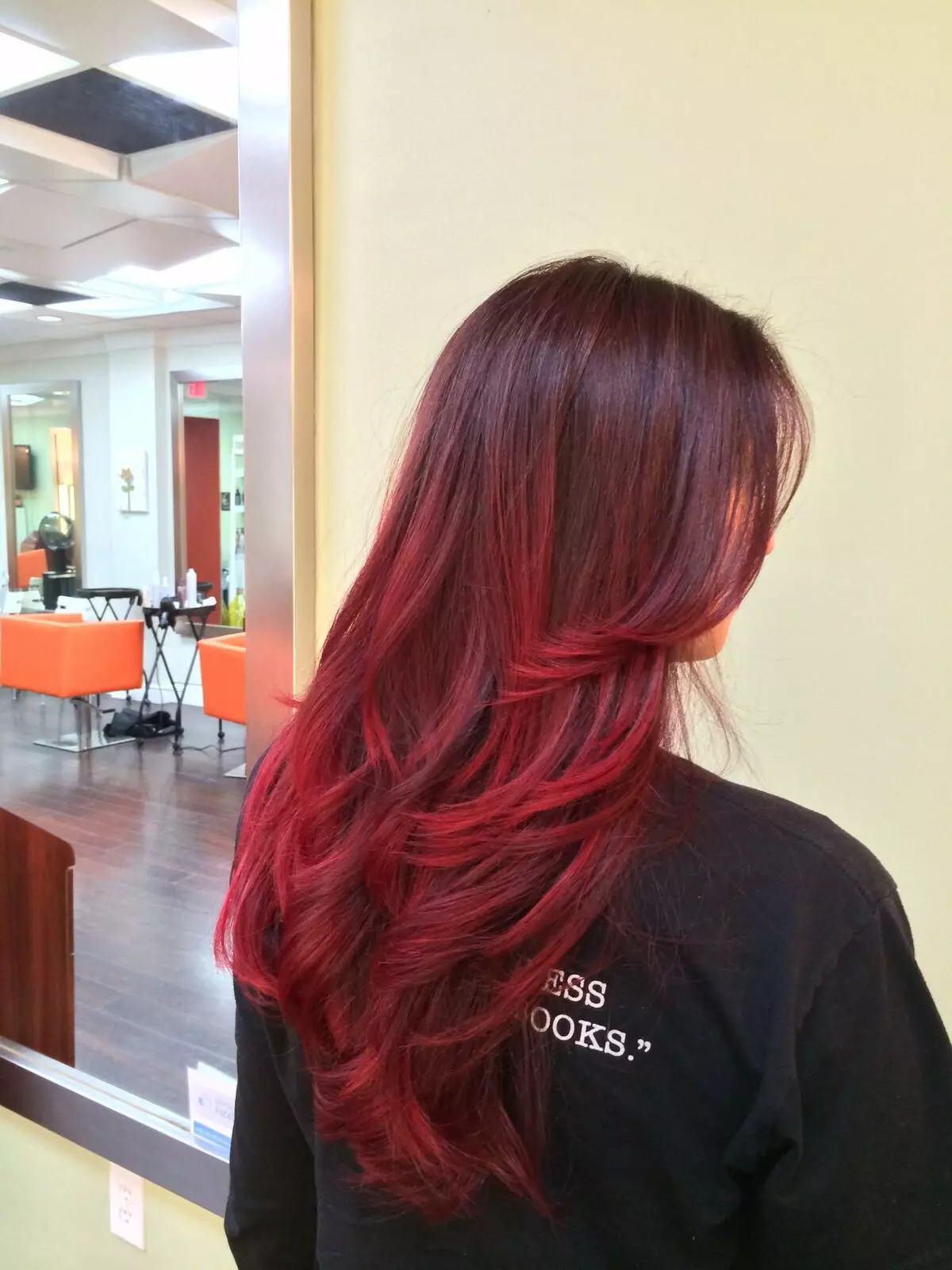 Qırmızı Ombre (45 şəkil): Qaranlıq və yüngül saçları boyanma, qısa və uzun sarışın saçları qırmızı ilə ombre 24148_33