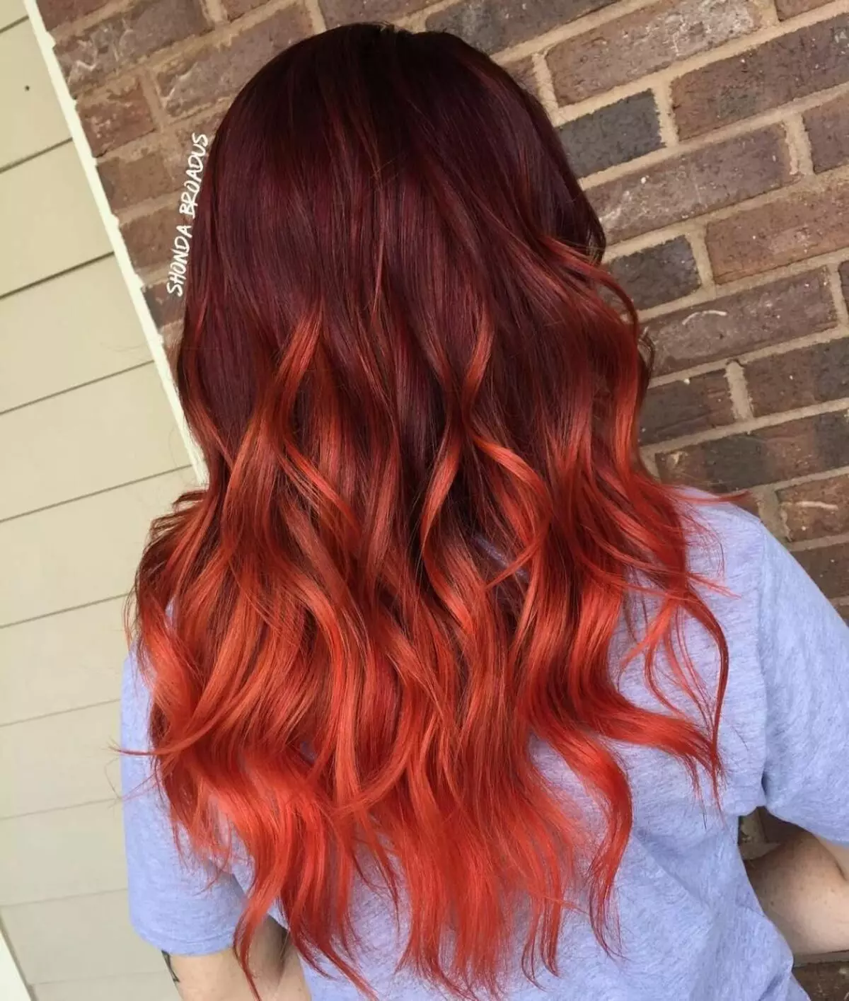 Ombre merah (45 foto): pencelupan rambut gelap dan cahaya, ombre dengan rambut merah dan panjang rambut berambut perang 24148_34