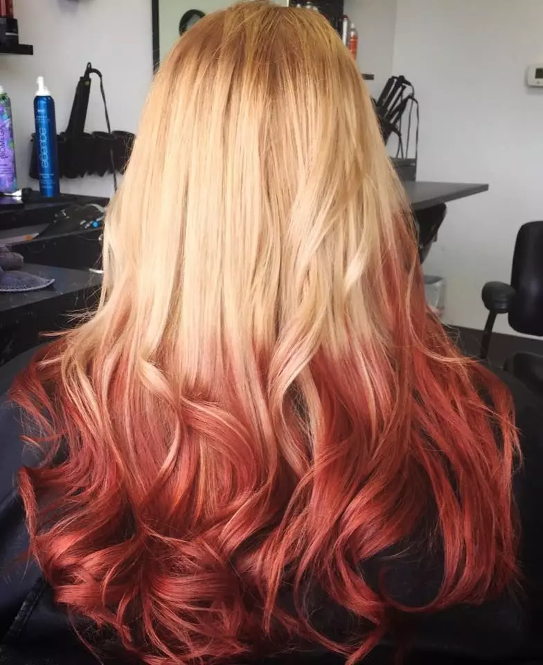 Ред Омбре (45 фотографија): Бојање тамне и лагане косе, омбре са црвеном боком и дугом плавом косом 24148_35