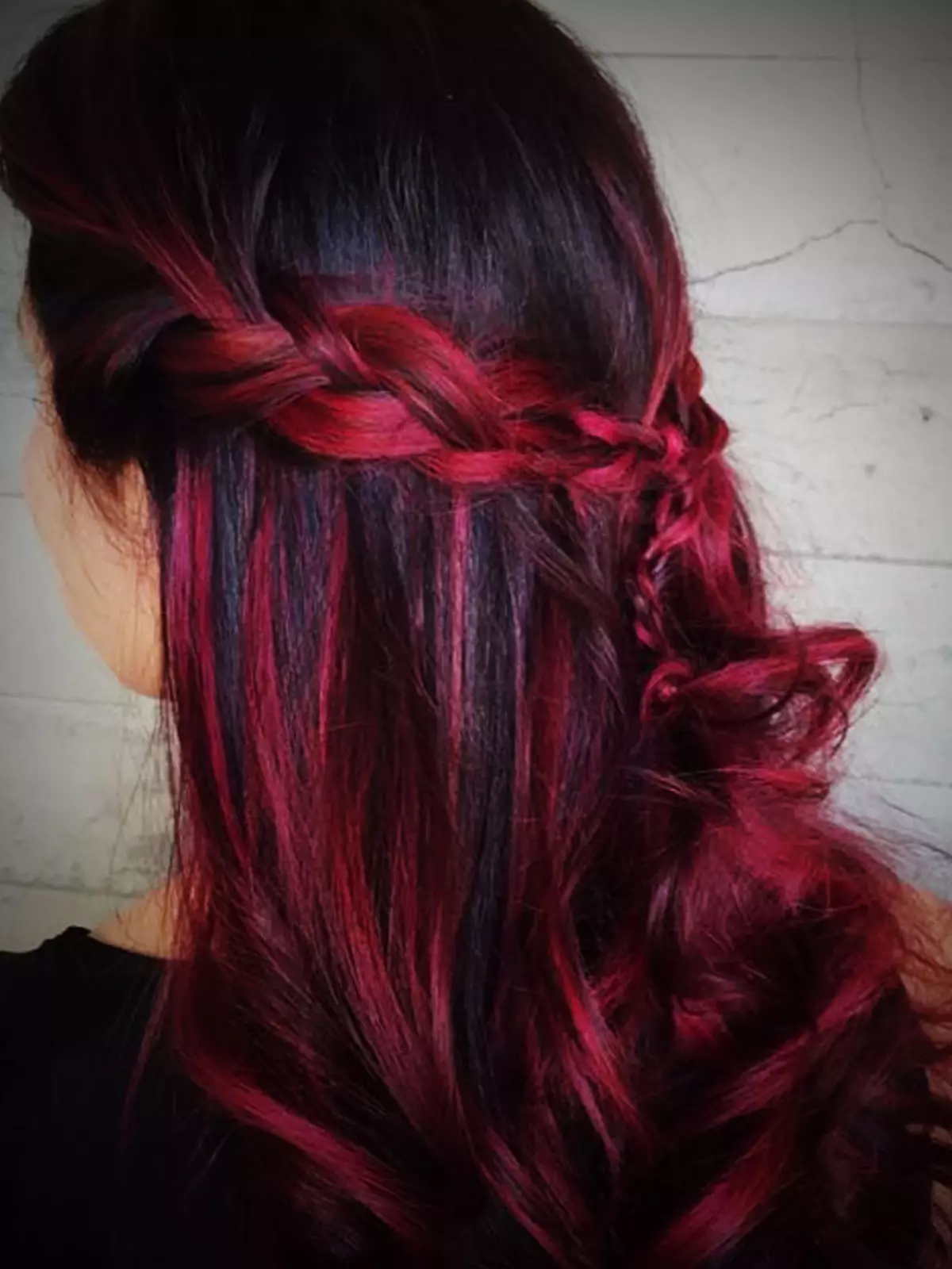 Red Ombre (45 foto): ngjyrosje flokët e errët dhe të lehta, ombre me të kuqe në flokë të shkurtra dhe të gjata të gjata 24148_5