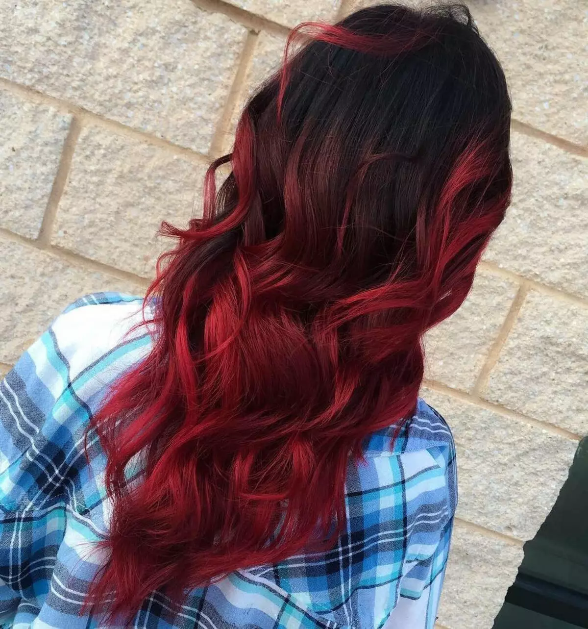 Red Ombre (45 foto): ngjyrosje flokët e errët dhe të lehta, ombre me të kuqe në flokë të shkurtra dhe të gjata të gjata 24148_7