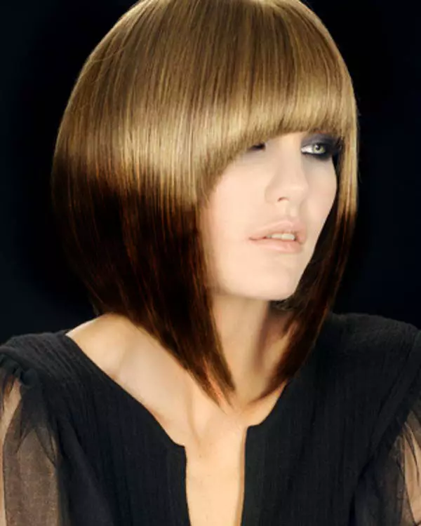 Ombre sur Kare (66 photos): Caractéristiques des coiffures asymétriques colorantes avec allongement et frange, cendres et autres ombre sur des cheveux blonds minces et noirs 24149_62