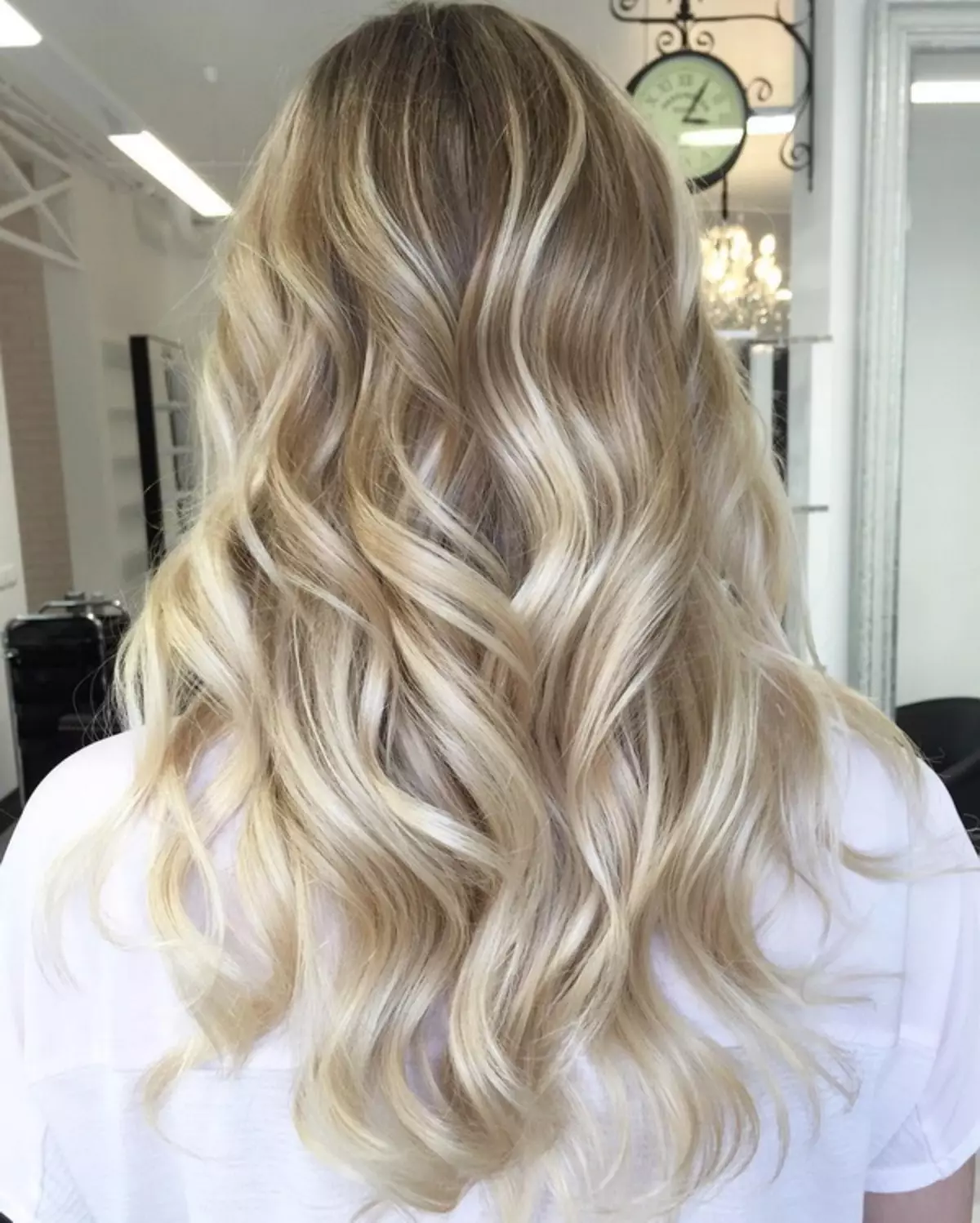 Ombre blond (52 Fotos): Funktionen von Ombre für Blondinen und dunkles Haar, kurzes und mittleres Haarmalerei in kalter Platinfarbe 24151_13
