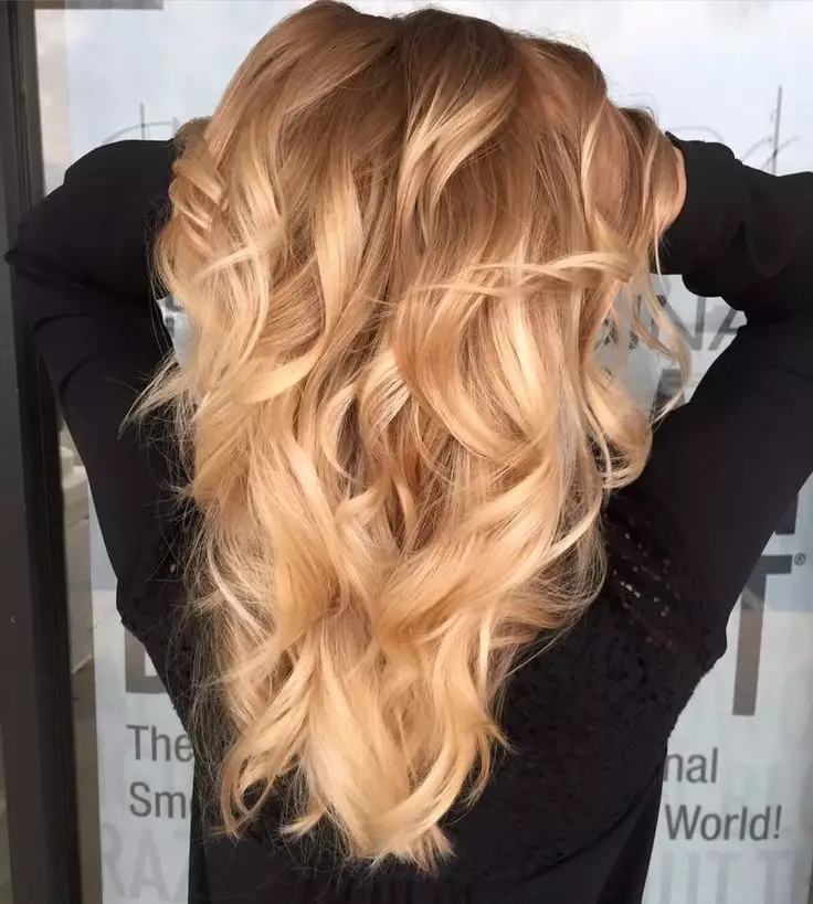 Омбр блонд (52 фото): особливості омбре для блондинок і на темне волосся, фарбування коротких і середніх волосся в холодний платиновий колір 24151_39