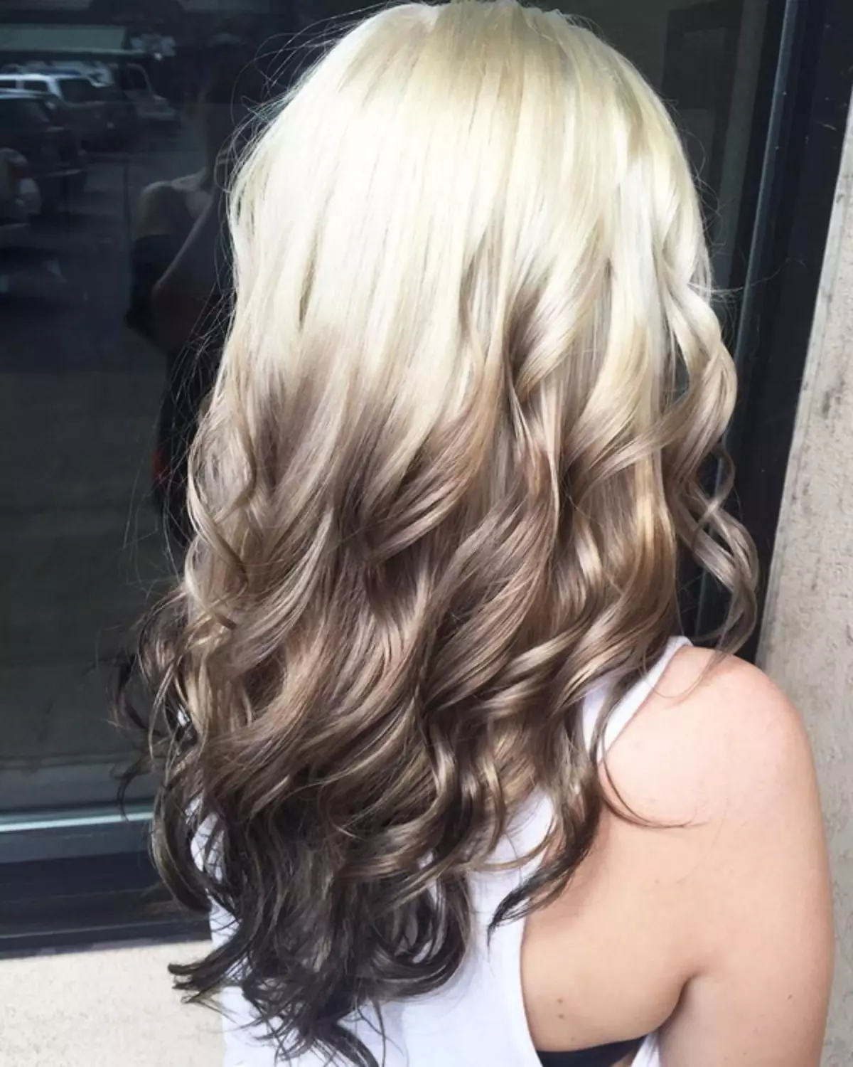 Ombre Blond (52 kuvaa): Ominaisuudet Ominaisuudet blondit ja tummat hiukset, lyhyt ja keskikokoinen hiusmaalaus kylmässä platinan värillä 24151_48