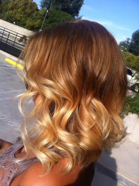 Ombre on blond hair (46 photos): staining of short and long hair, painting of the strand of medium length 24155_17
