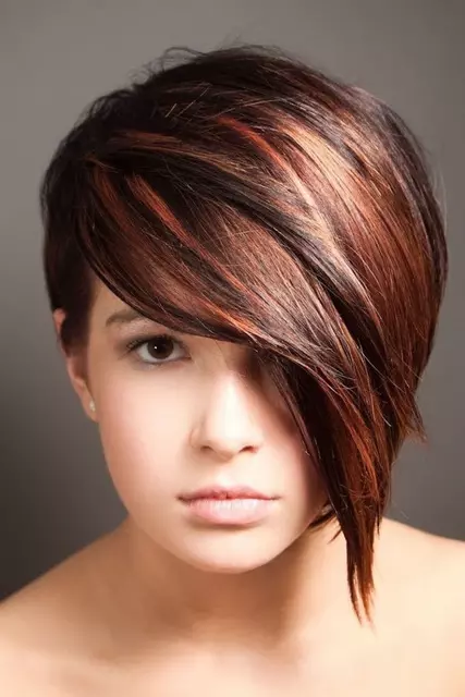 紅色ombre（76張照片）：深淺和長長的頭髮染色，紅色斑紋金發中等長度 24157_18
