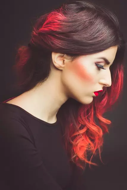 紅色ombre（76張照片）：深淺和長長的頭髮染色，紅色斑紋金發中等長度 24157_19