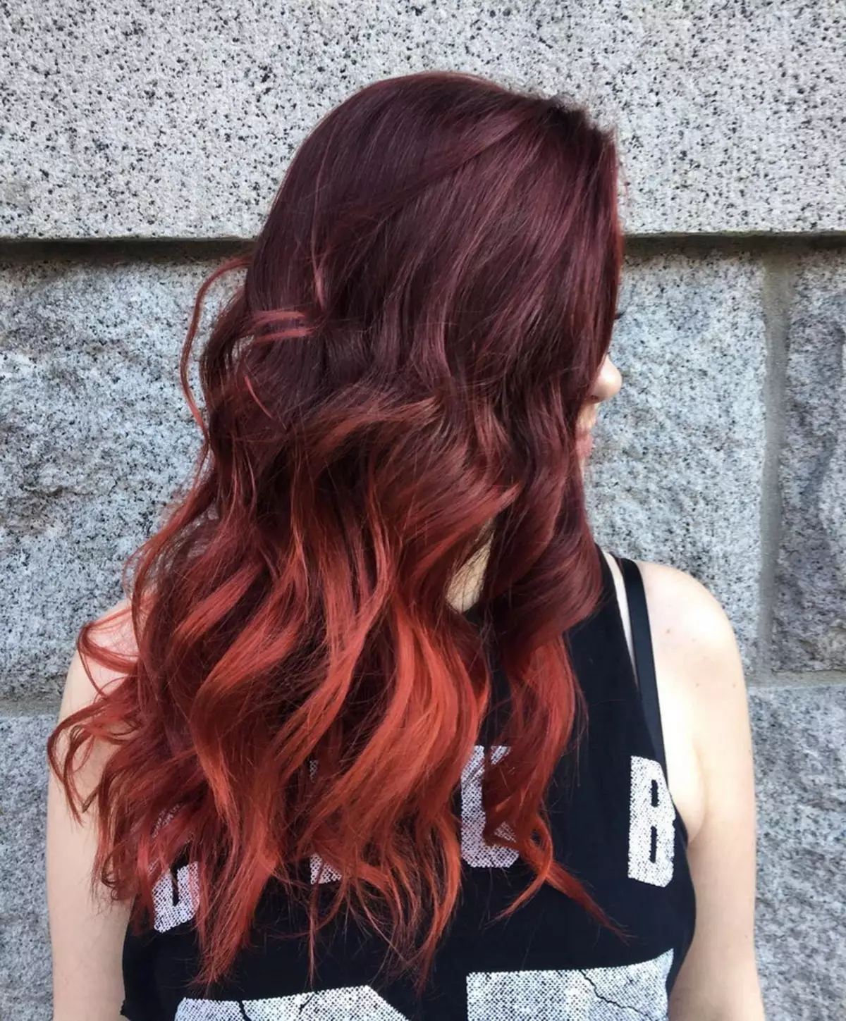 Red Ombre (76 fotos): Mancha de pelo curto e curto escuro, ombre de cor vermella sobre o cabelo rubio de lonxitude medio 24157_22