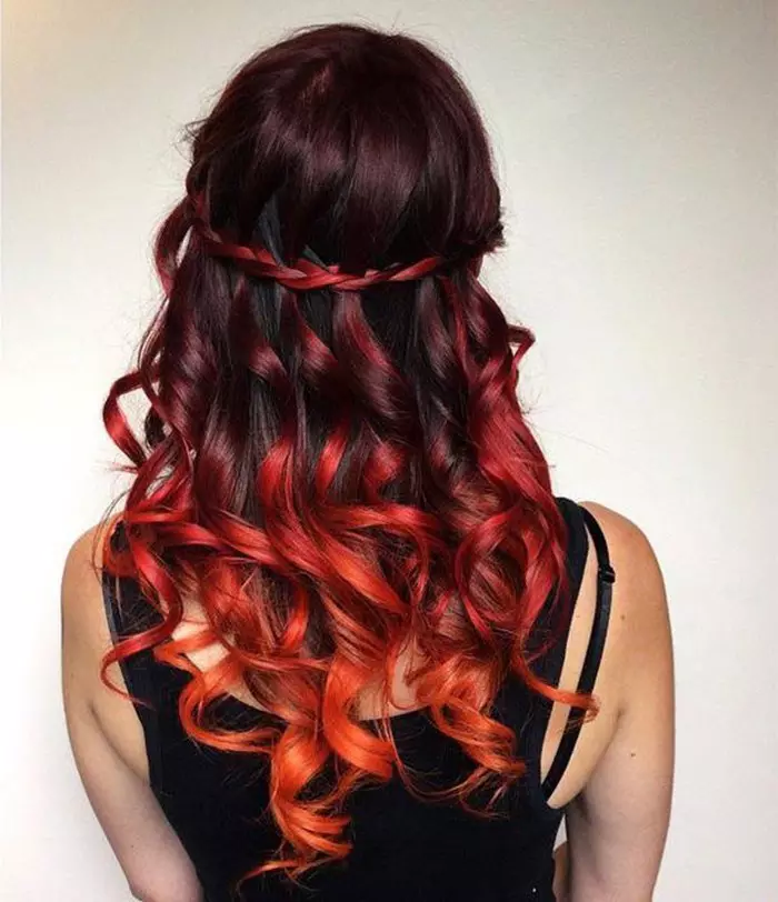 Vermelho Ombre (76 fotos): Coloração curta e longa escura, cor vermelha Ombre no comprimento médio do cabelo loiro 24157_24