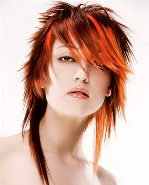 Red Ombre (76 foto): ngjyrosje e kuqe e shkurtër dhe e gjatë e flokëve, ombre me ngjyrë të kuqe në gjatësi të mesme të flokëve të bjonde 24157_52
