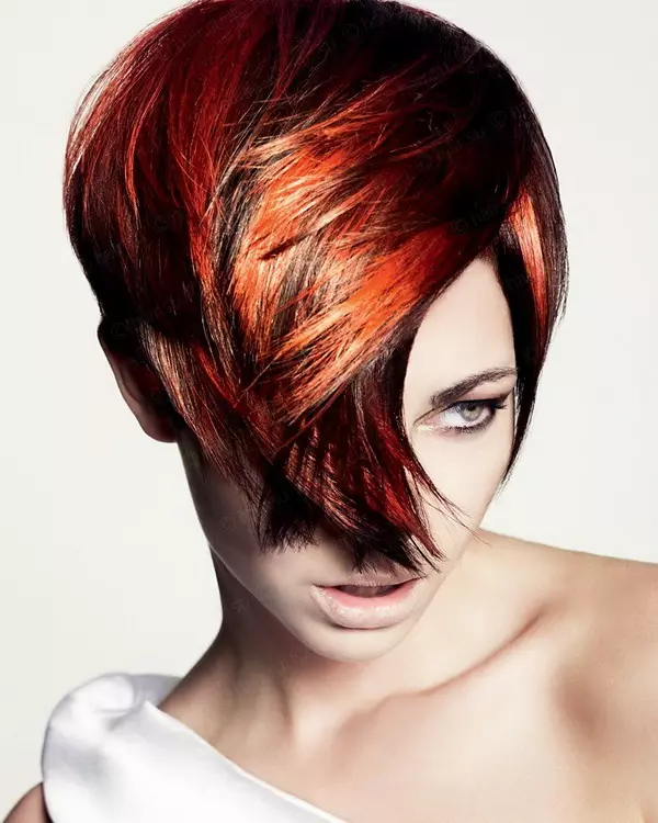 Red Ombre (76 foto's): Dark korte en lange haren kleuring, roodgekleurde ombre op blond haar halflang 24157_53