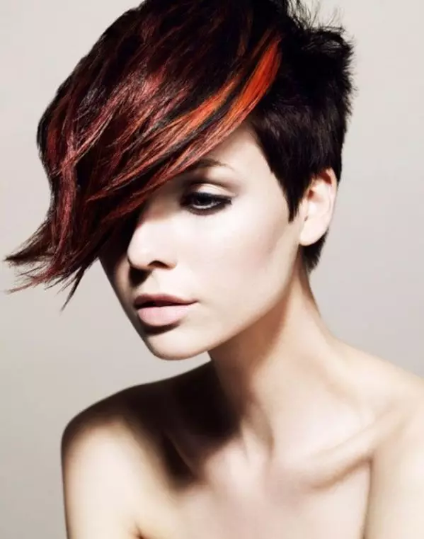 Red Ombre (76 عکس): رنگ آمیزی کوتاه کوتاه و بلند مو، رنگ قرمز رنگ قرمز بر روی موهای مو بور 24157_55