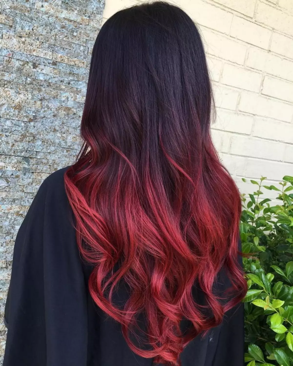 Rote Ombre (76 Fotos): dunkle kurze und lange Haarfärbung, rot-farbige Ombre auf blondem Haar mittelgroß 24157_64