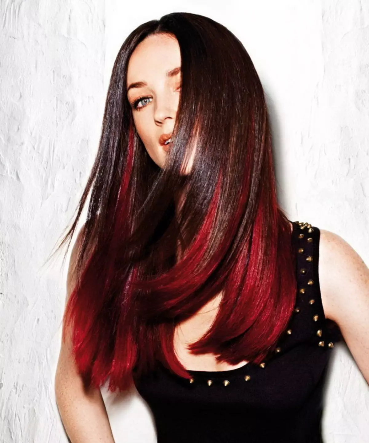 Red Ombre (76 fotos): Mancha de pelo curto e curto escuro, ombre de cor vermella sobre o cabelo rubio de lonxitude medio 24157_69
