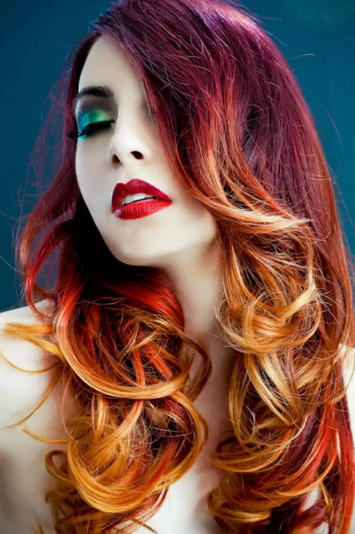 אדום Ombre (76 תמונות): קצר קצר מכתים שיער ארוך, אדום צבעוני Ombre על שיער בלונדיני אורך בינוני 24157_73