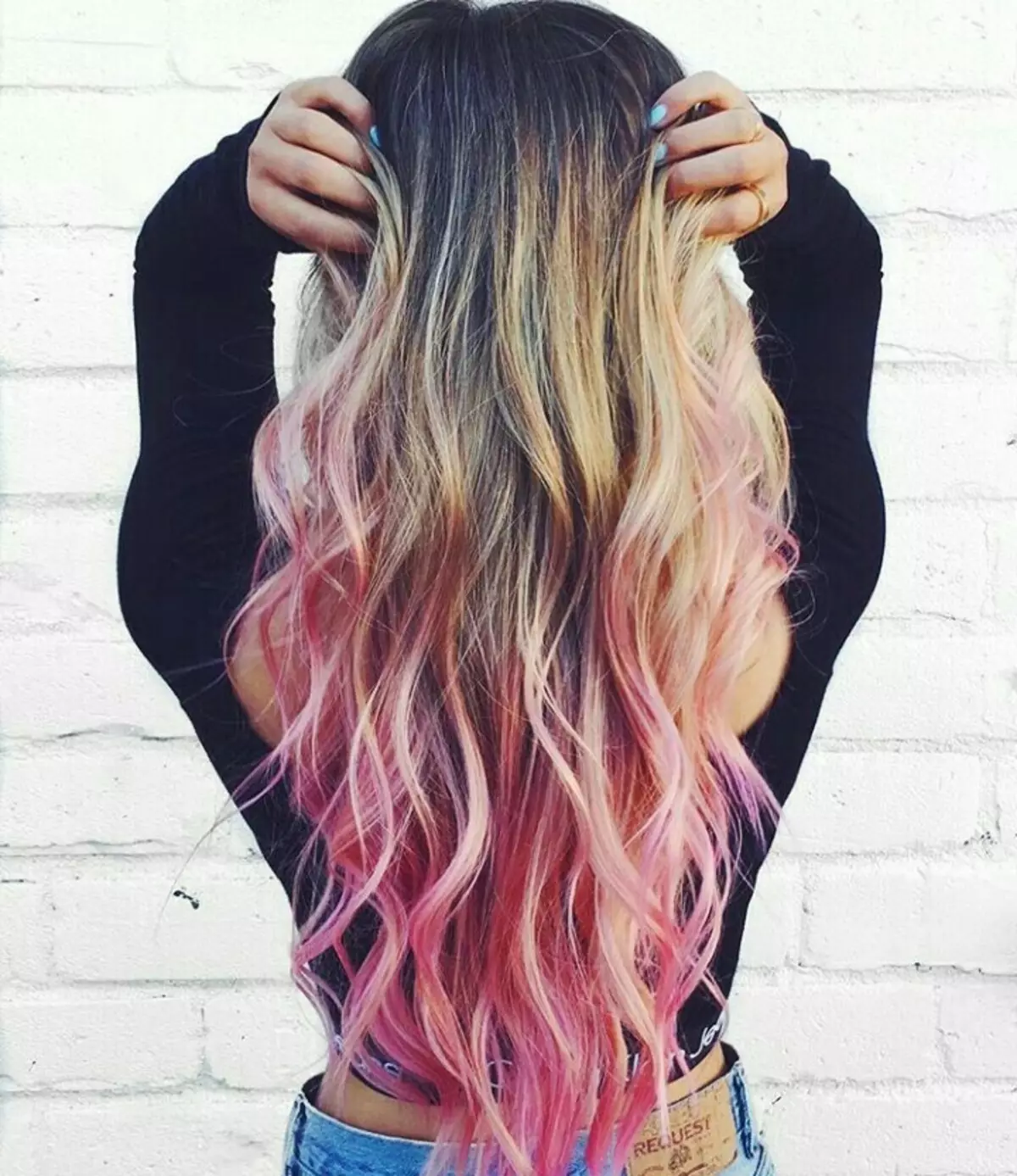 Pink Ombre (39 عکس): رنگ آمیزی نور بلوند و موهای تیره در رنگ های ملایم و روشن رنگ. چگونه رنگ موهای کوتاه و بلند را رنگ کنیم؟ 24161_11