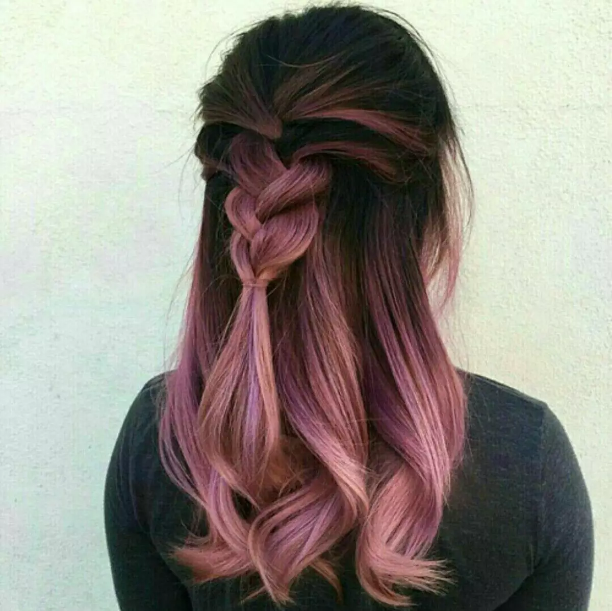 Rosa ombre (39 fotos): tinció de pèl ros i foscos de color rosa suau i colors brillants. Com pintar cabells curts i llargs? 24161_18