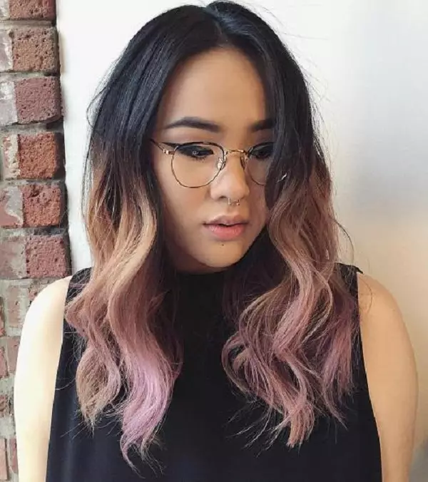 Pink Ombre (39 နာရီ) - နူးညံ့သောပန်းရောင်နှင့်တောက်ပသောအရောင်များဖြင့်အလင်းဆံပင်ရွှေရောင်နှင့်မှောင်မိုက်သောဆံပင်ကိုစွန်း။ တိုတောင်းပြီးဆံပင်ရှည်ကိုဘယ်လိုဆေးထိုးရမလဲ။ 24161_19