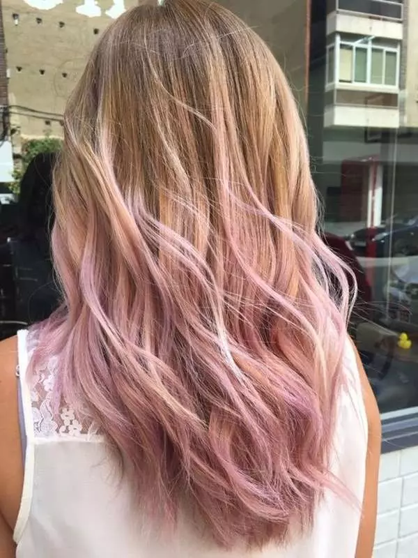 Pink Ombre (39 عکس): رنگ آمیزی نور بلوند و موهای تیره در رنگ های ملایم و روشن رنگ. چگونه رنگ موهای کوتاه و بلند را رنگ کنیم؟ 24161_23