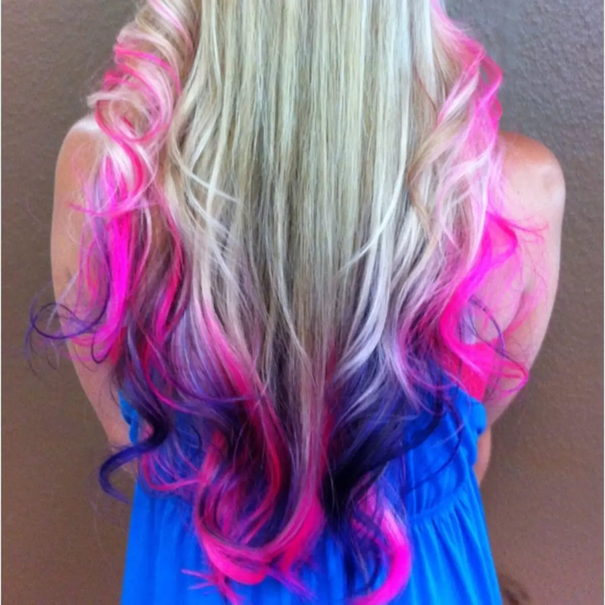 Pink Ombre (39 foto): Ngjyrosje e flokëve të lehta të lehta dhe të errëta në ngjyra të butë rozë dhe të ndritshme. Si të pikturoj flokë të shkurtër dhe të gjatë? 24161_24