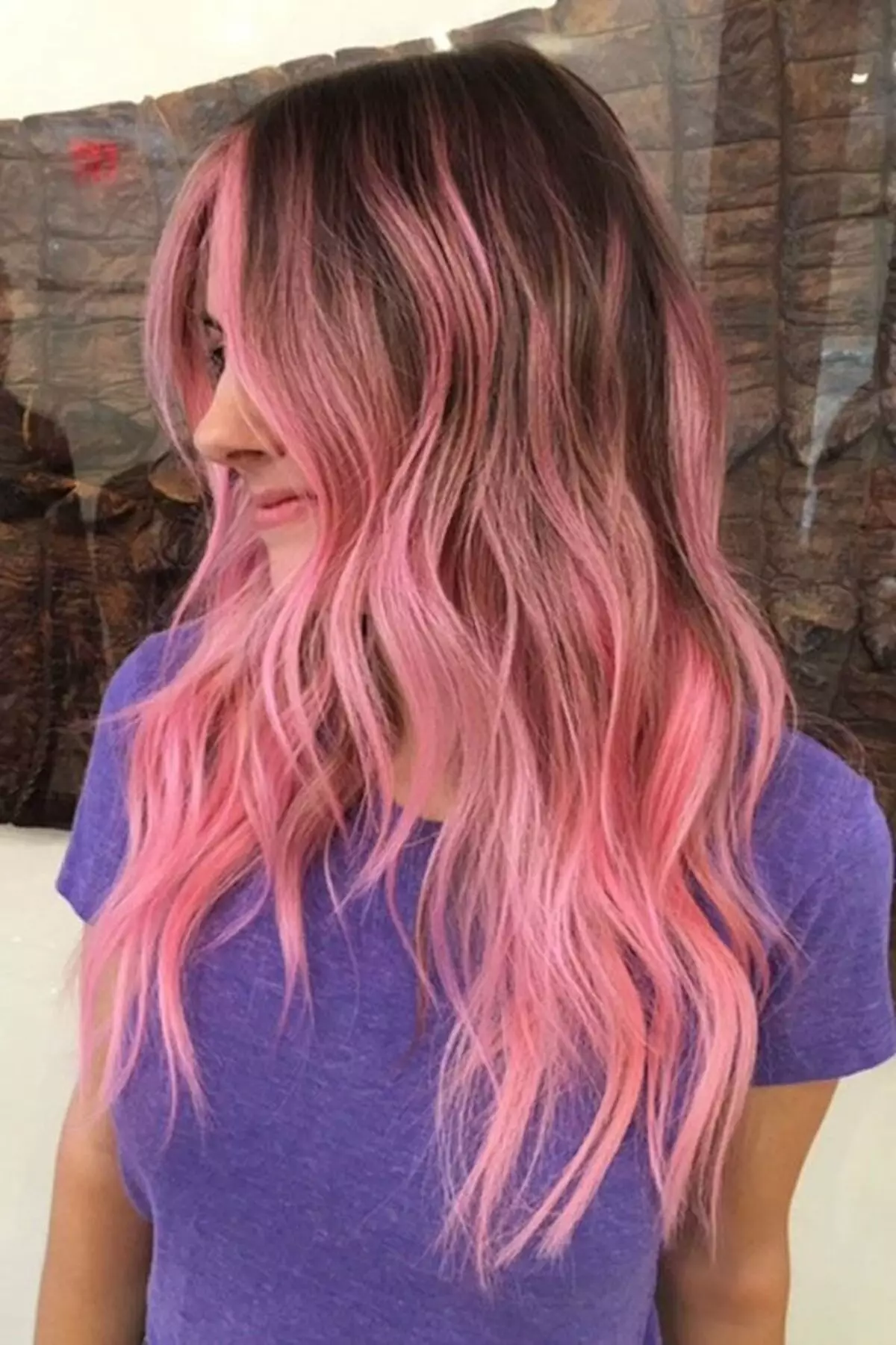 Pink Ombre (39 سۈرەت): مۇلايىم ھالرەڭ ۋە پارلاق رەڭ نۇر blond ۋە قارا چېچىنىڭ staining. قانداق قىسقا ۋە ئۇزۇن چاچ боюмақ ئۈچۈن? 24161_25