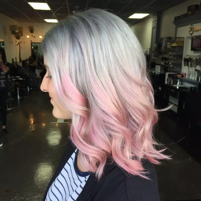 Rosa Ombre (39 foto): Colorazione di capelli biondi e capelli scuri in dolci colori rosa e luminosi. Come dipingere i capelli corti e lunghi? 24161_27