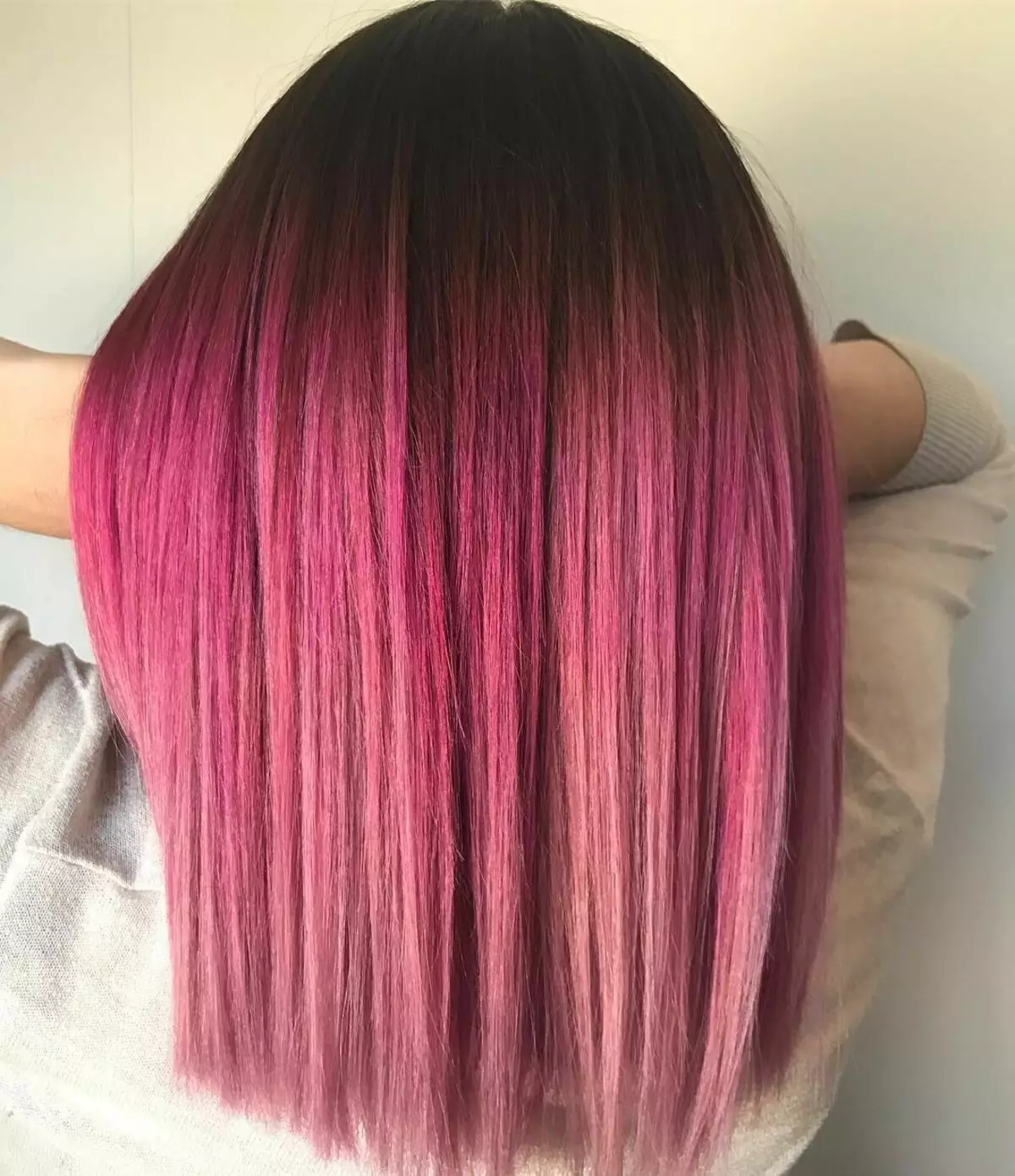Pink Ombre (39 լուսանկար). Լույսի շեկ եւ մուգ մազերի ներկրումը նուրբ վարդագույն եւ պայծառ գույներով: Ինչպես նկարել կարճ եւ երկար մազեր: 24161_3