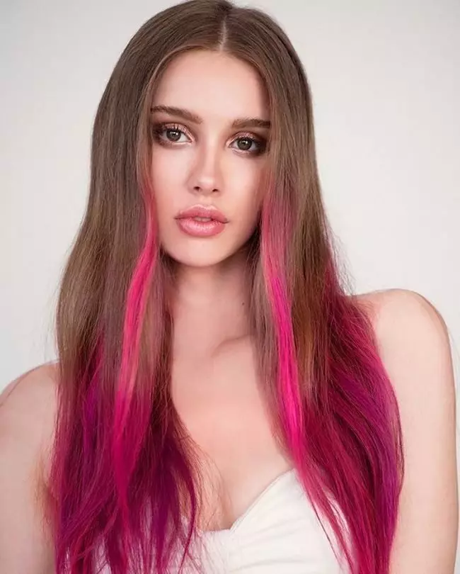 Ροζ Ombre (39 φωτογραφίες): Χειρισμός φωτός ξανθιά και σκούρα μαλλιά σε απαλή ροζ και φωτεινά χρώματα. Πώς να ζωγραφίσετε τα μικρά και μακριά μαλλιά; 24161_37