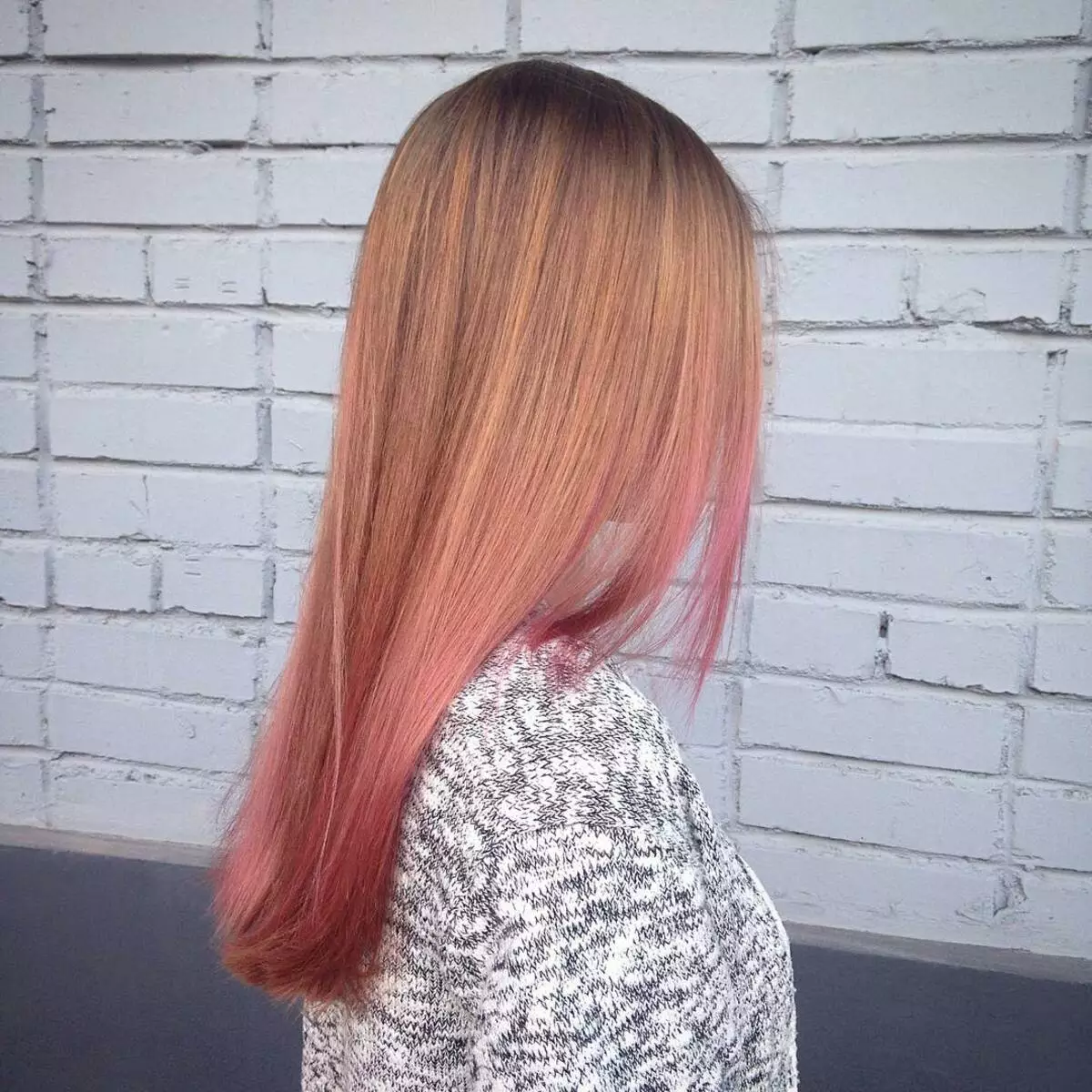 Рожеве омбре (39 фото): фарбування світло-русявих і темного волосся в ніжно-рожевий і яскравий кольору. Як пофарбувати короткі і довгі волосся? 24161_38
