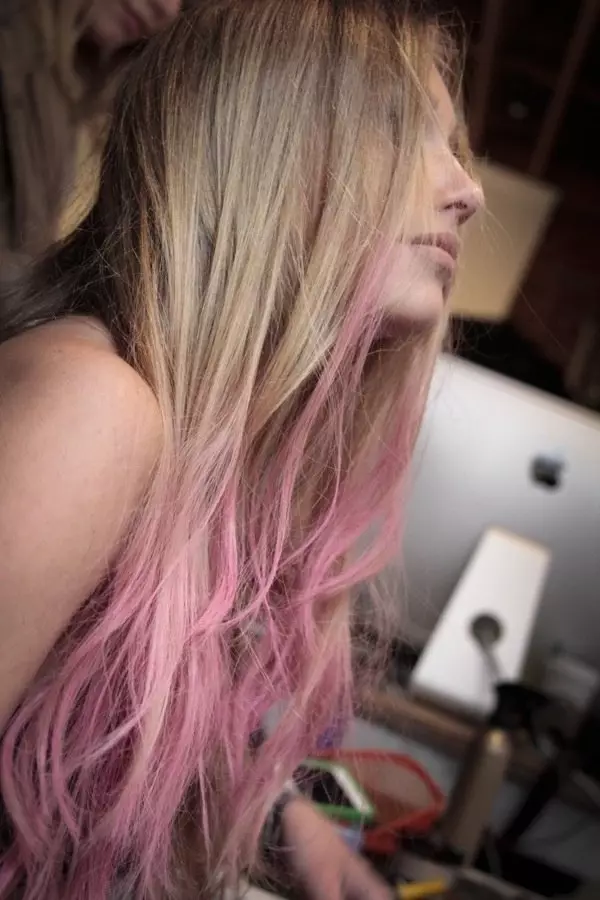 Pink Ombre (39 foto): Ngjyrosje e flokëve të lehta të lehta dhe të errëta në ngjyra të butë rozë dhe të ndritshme. Si të pikturoj flokë të shkurtër dhe të gjatë? 24161_39