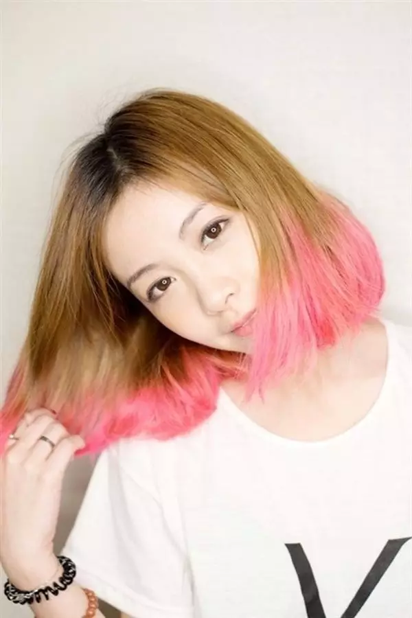 Pink Ombre (39 عکس): رنگ آمیزی نور بلوند و موهای تیره در رنگ های ملایم و روشن رنگ. چگونه رنگ موهای کوتاه و بلند را رنگ کنیم؟ 24161_5