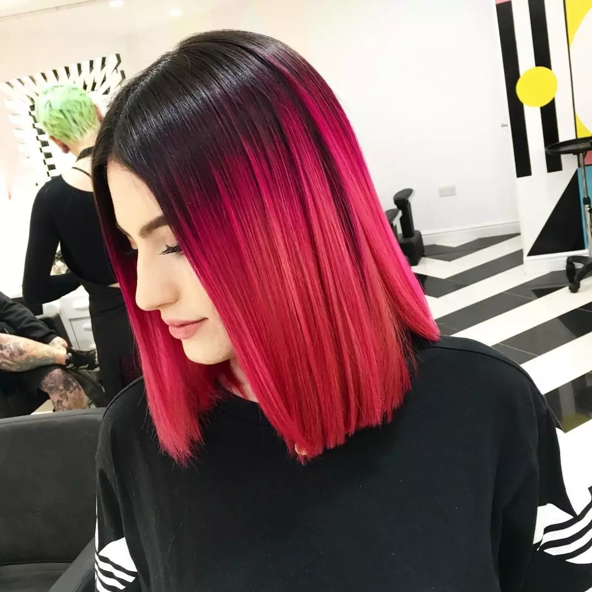 Rosa ombre (39 fotos): tinció de pèl ros i foscos de color rosa suau i colors brillants. Com pintar cabells curts i llargs? 24161_6