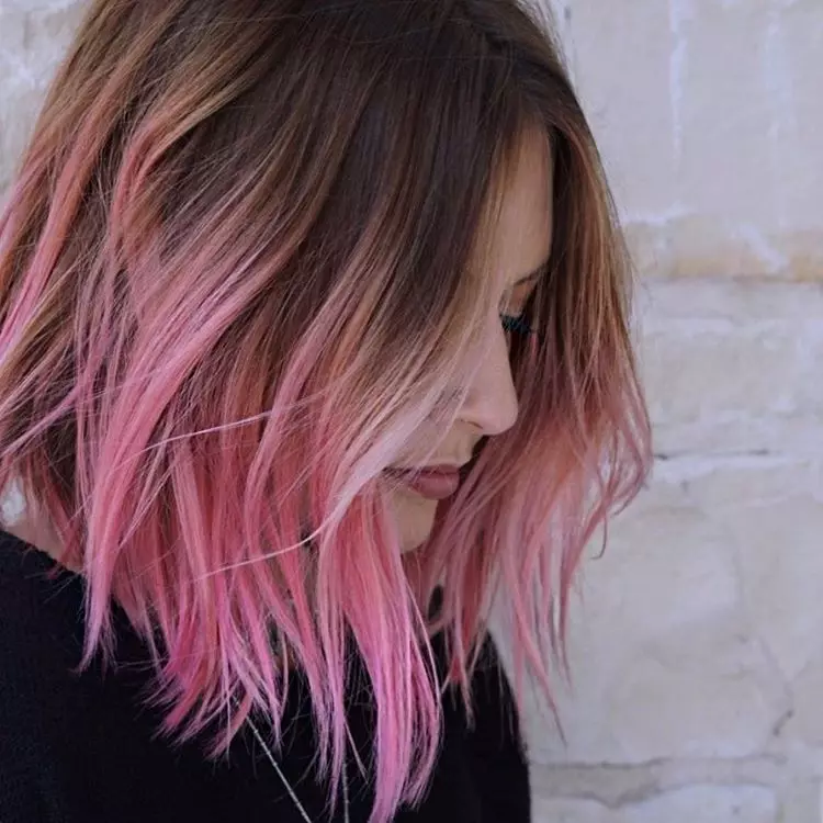Rosa Ombre (39 foto): Colorazione di capelli biondi e capelli scuri in dolci colori rosa e luminosi. Come dipingere i capelli corti e lunghi? 24161_7