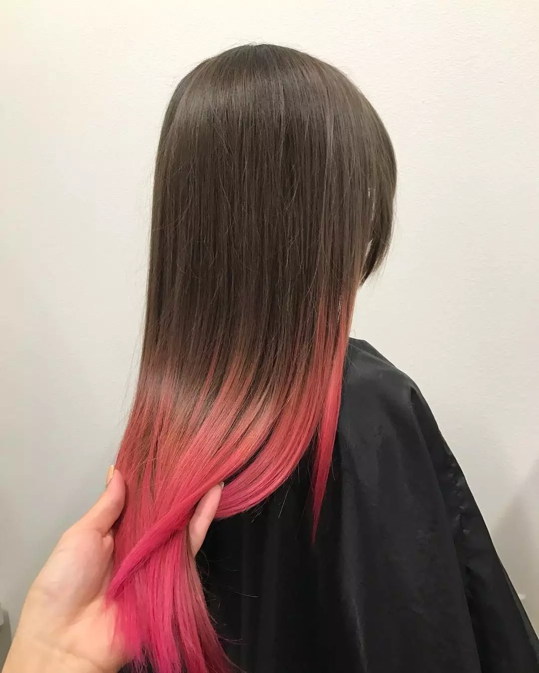 Pink Ombre (39 լուսանկար). Լույսի շեկ եւ մուգ մազերի ներկրումը նուրբ վարդագույն եւ պայծառ գույներով: Ինչպես նկարել կարճ եւ երկար մազեր: 24161_9