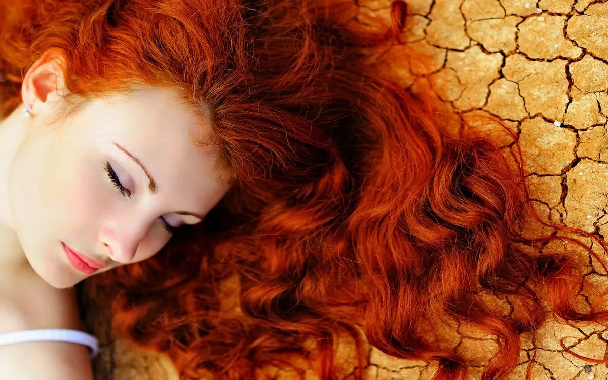 Redhead Henna pre vlasy (25 fotiek): Ako maľovať tmavé a blond vlasy v červenej farbe s pomocou Henna? Ako získať rôzne odtiene? 24166_2