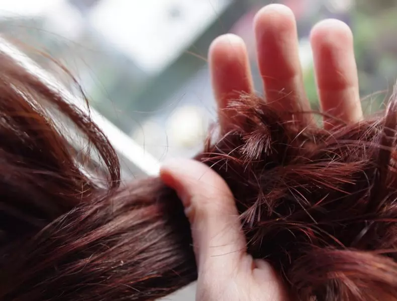 Henna für Haare (68 Fotos): Regeln der Haarfarbe, Farbtöne und Farben der natürlichen Farbe. Welcher Henna ist besser und wie man es benutzt? 24171_11