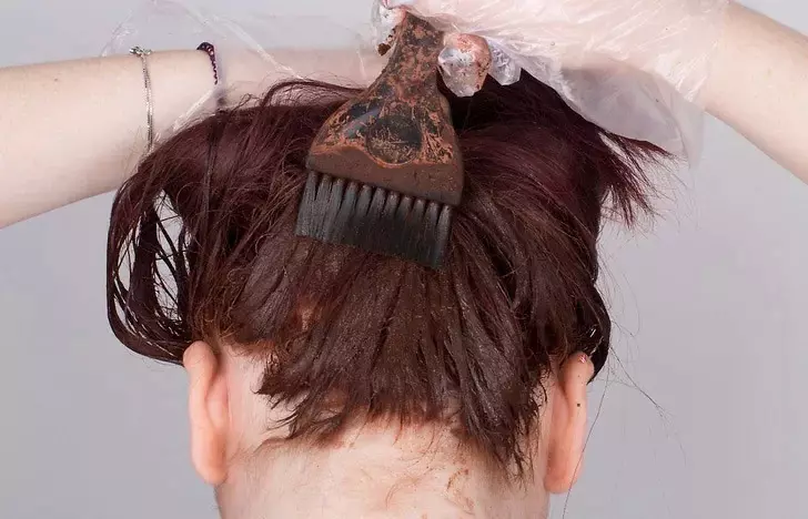 Henna für Haare (68 Fotos): Regeln der Haarfarbe, Farbtöne und Farben der natürlichen Farbe. Welcher Henna ist besser und wie man es benutzt? 24171_59