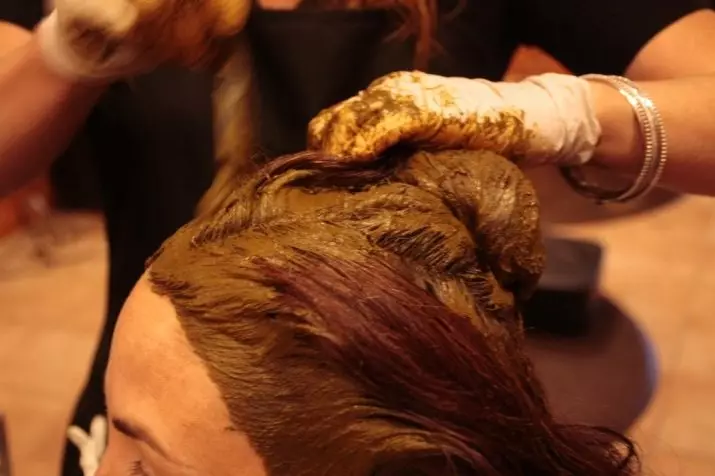 Henna iraní (51 fotos): ¿Cómo elegir un HUHU natural con un aceite rápido para pintar el cabello? ¿De qué color se puede obtener? ¿Cuánto necesitas para mantener a Colorless Huhu en el cabello? Comentarios 24174_46