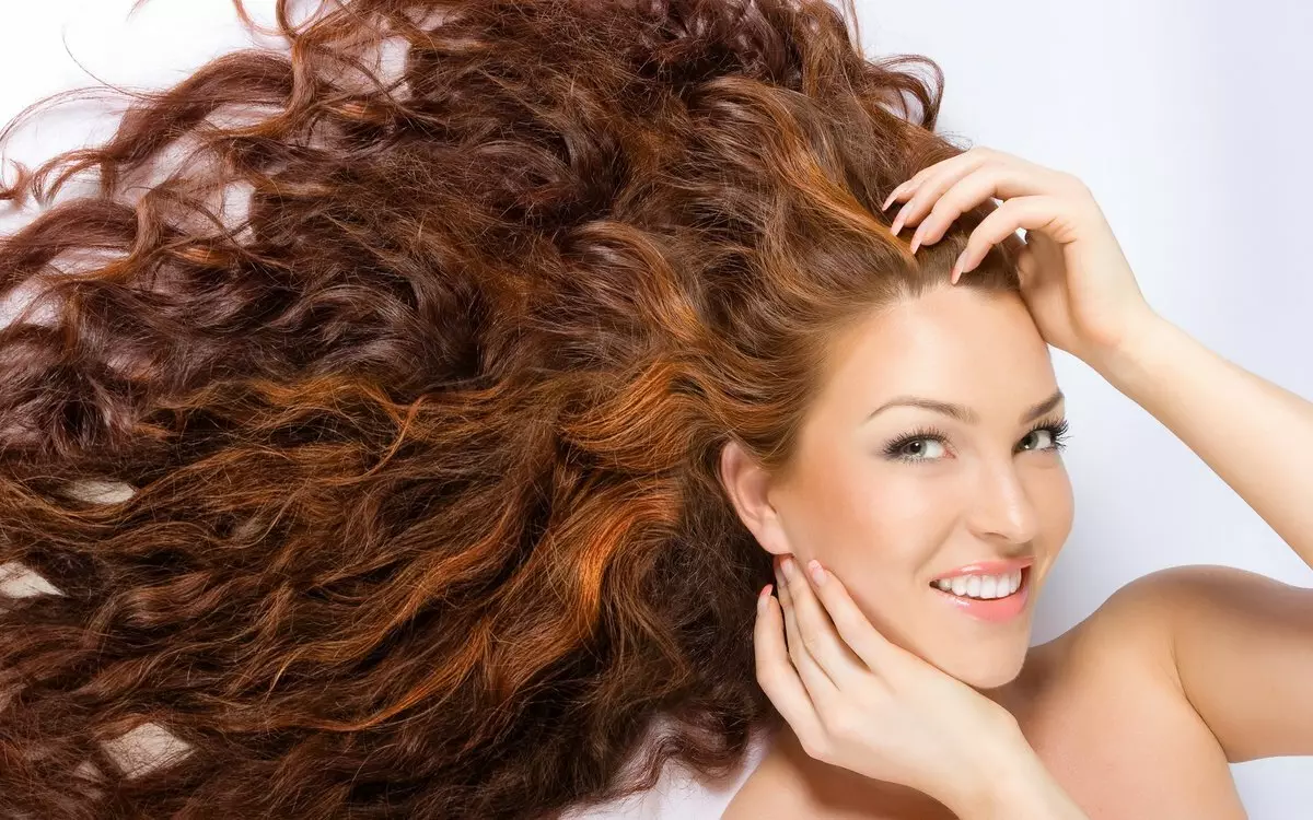 Brun Henna for hår (11 bilder): Funksjoner av lysebrun, mørk brun og gyldenbrun henna. Hvordan bruke det? 24175_9