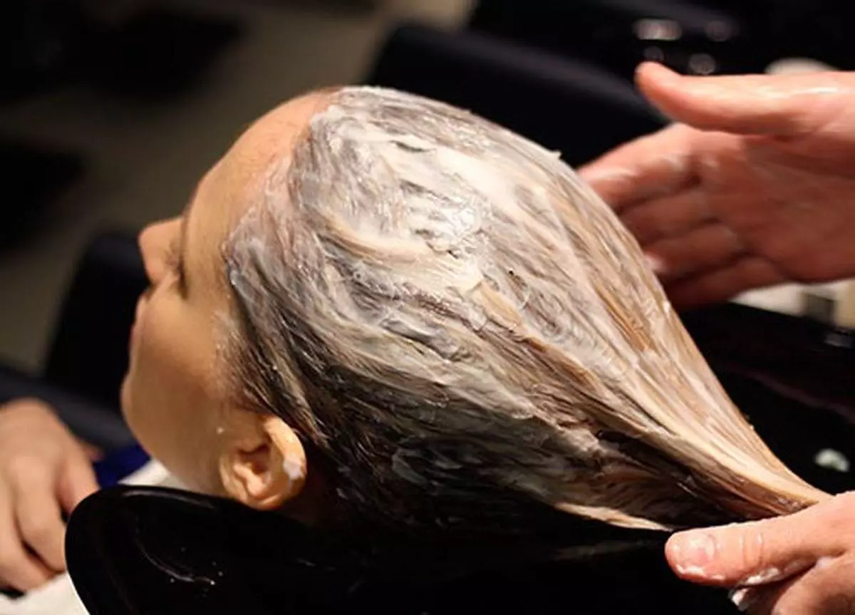 Mosás a hajhoz (62 fotók): Mi az? Milyen eszköz a hajcsökkentéshez? Hogyan kell visszaállítani a haját a mosás után? 24189_22